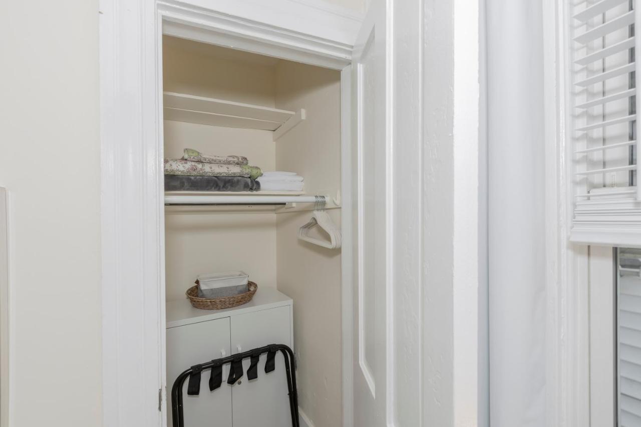In The Heart Of Little Italy! Free Parking! Apartment Cleveland Exterior photo